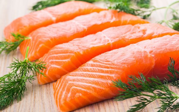 Cá hồi và các loại cá béo khác là những thực phẩm giàu protein và chất béo tốt cho sức khỏe.