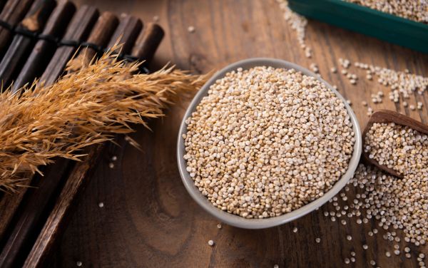 Hạt quinoa là thực phẩm giàu giàu protein, chất xơ, folate, đồng, sắt và kẽm.