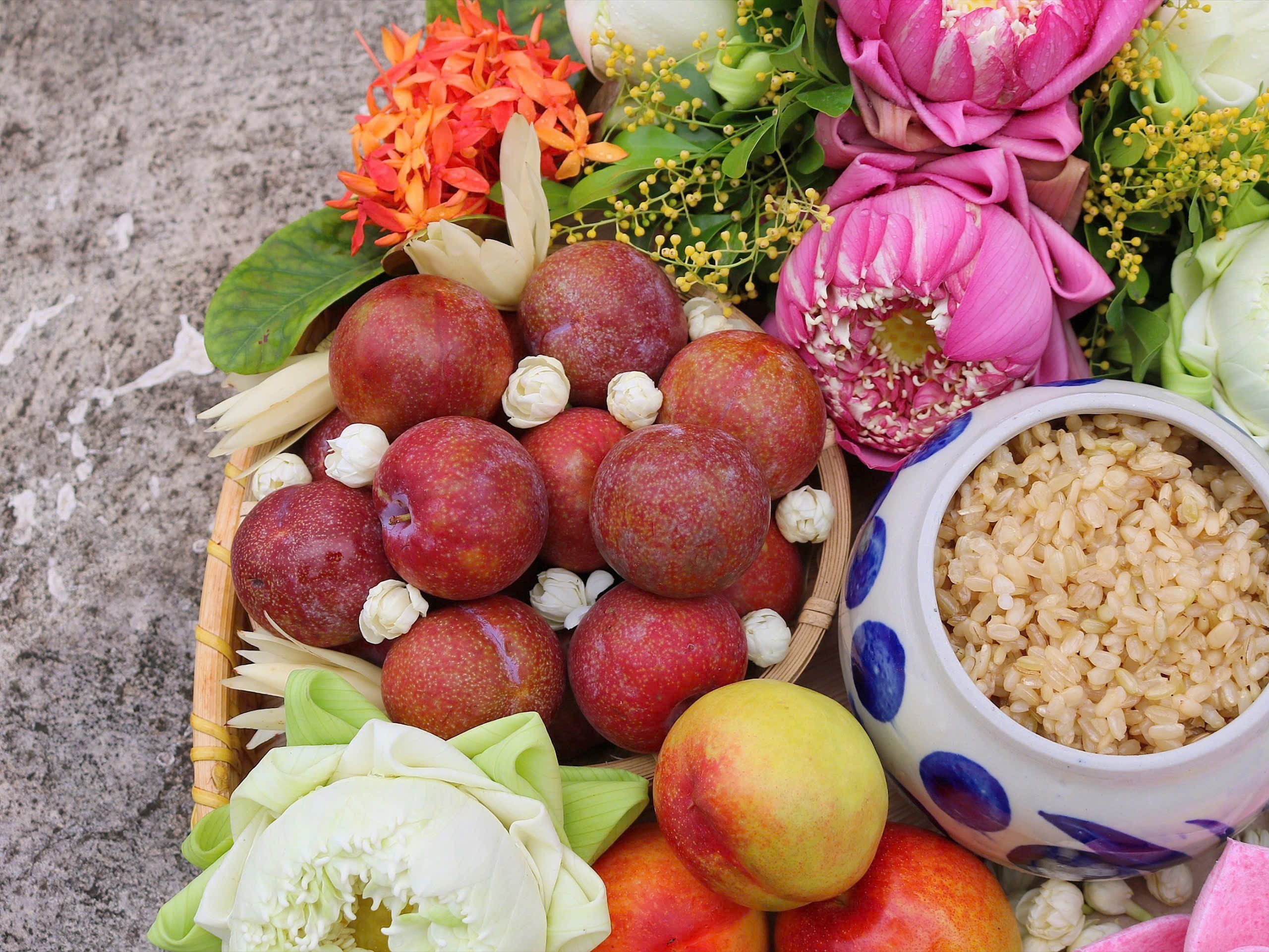 Khám Phá Mâm Cúng Tết Đoan Ngọ Đầy Nghệ Thuật Của Một Người Mẹ Hà Nội