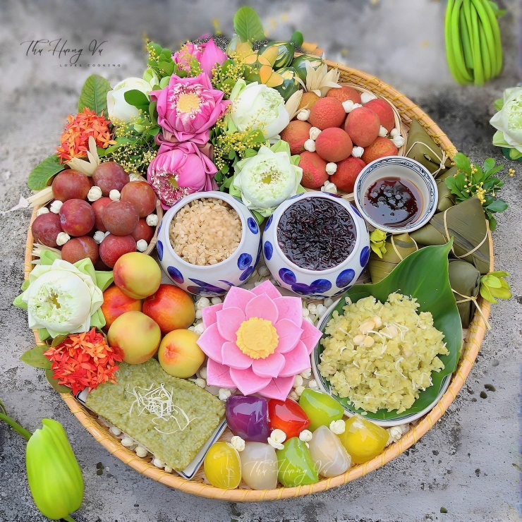 Khám Phá Mâm Cúng Tết Đoan Ngọ Đầy Nghệ Thuật Của Một Người Mẹ Hà Nội