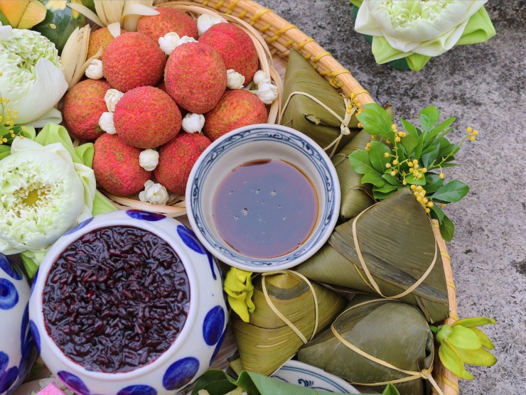 Khám Phá Mâm Cúng Tết Đoan Ngọ Đầy Nghệ Thuật Của Một Người Mẹ Hà Nội