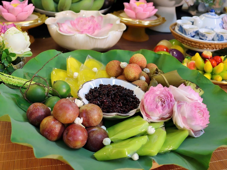 Khám Phá Mâm Cúng Tết Đoan Ngọ Đầy Nghệ Thuật Của Một Người Mẹ Hà Nội