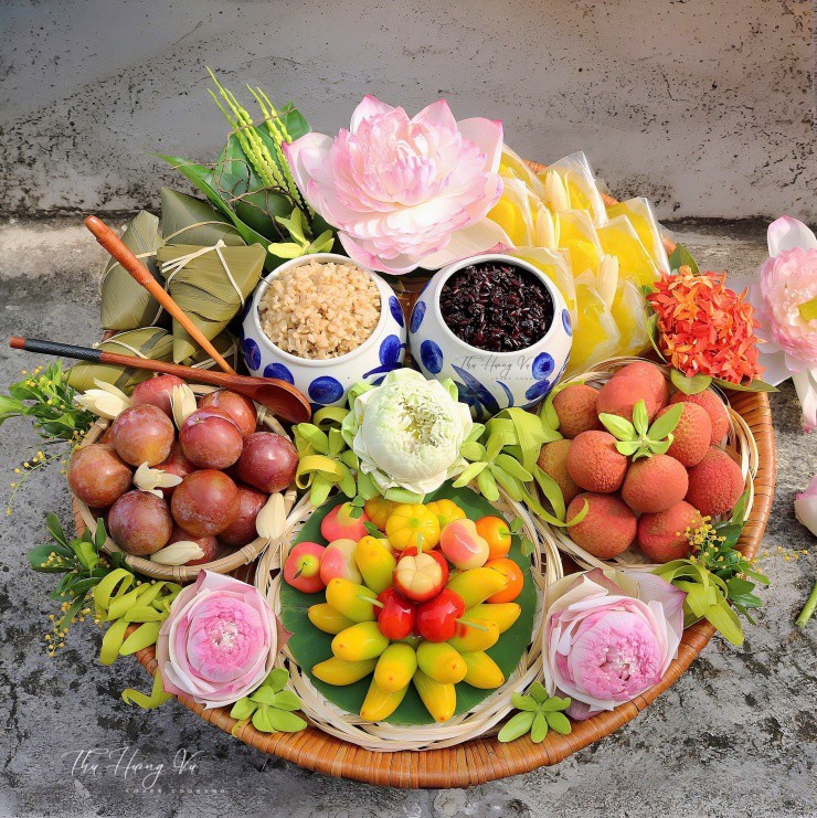 Khám Phá Mâm Cúng Tết Đoan Ngọ Đầy Nghệ Thuật Của Một Người Mẹ Hà Nội