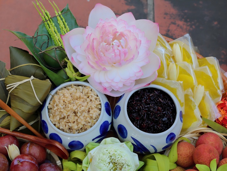 Khám Phá Mâm Cúng Tết Đoan Ngọ Đầy Nghệ Thuật Của Một Người Mẹ Hà Nội