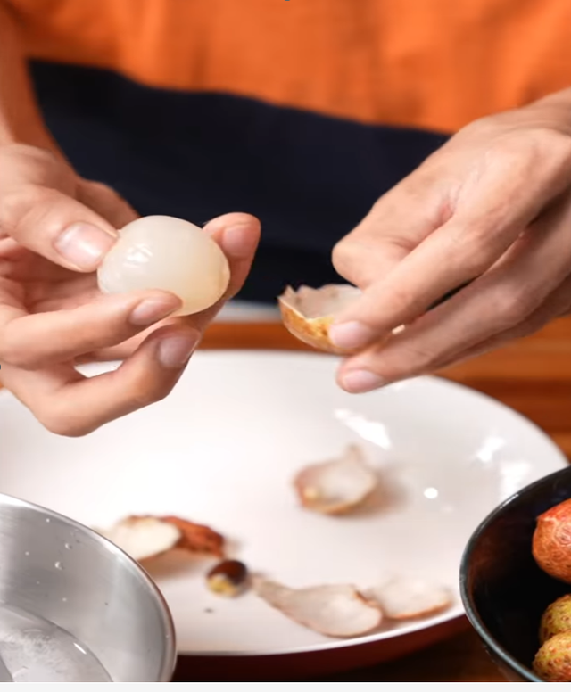 5 Bước Đơn Giản Tại Nhà Để Chinh Phục Món Khúc Bạch Vải Gây Sốt Mùa Hè 2025