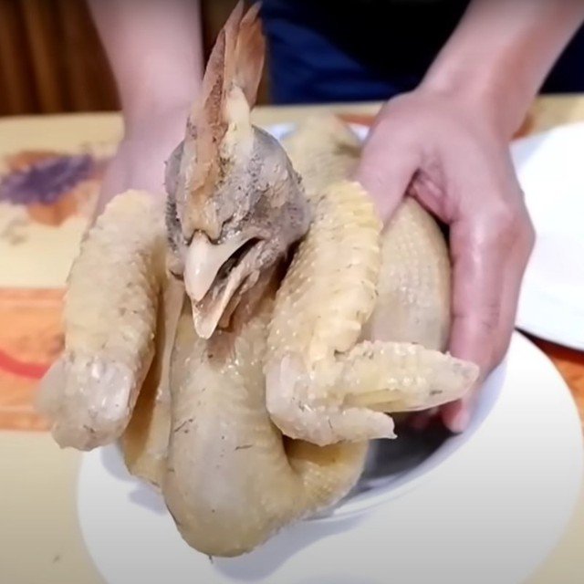 Cách Luộc Gà Ngon Để Mâm Cỗ Cúng Rằm Tháng 7 Thêm Trọn Vẹn