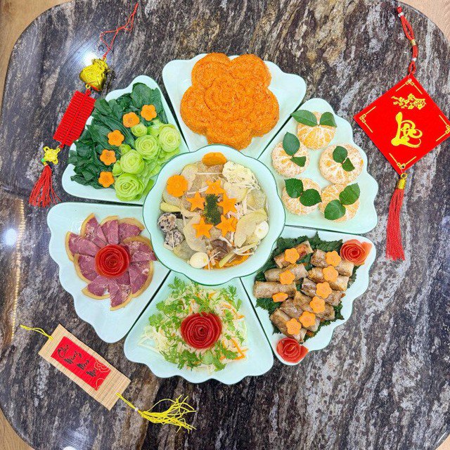 Người vợ NSND Công Lý chuẩn bị mâm cúng ông Táo đầy tâm huyết, cầu chúc bình an cho gia đình