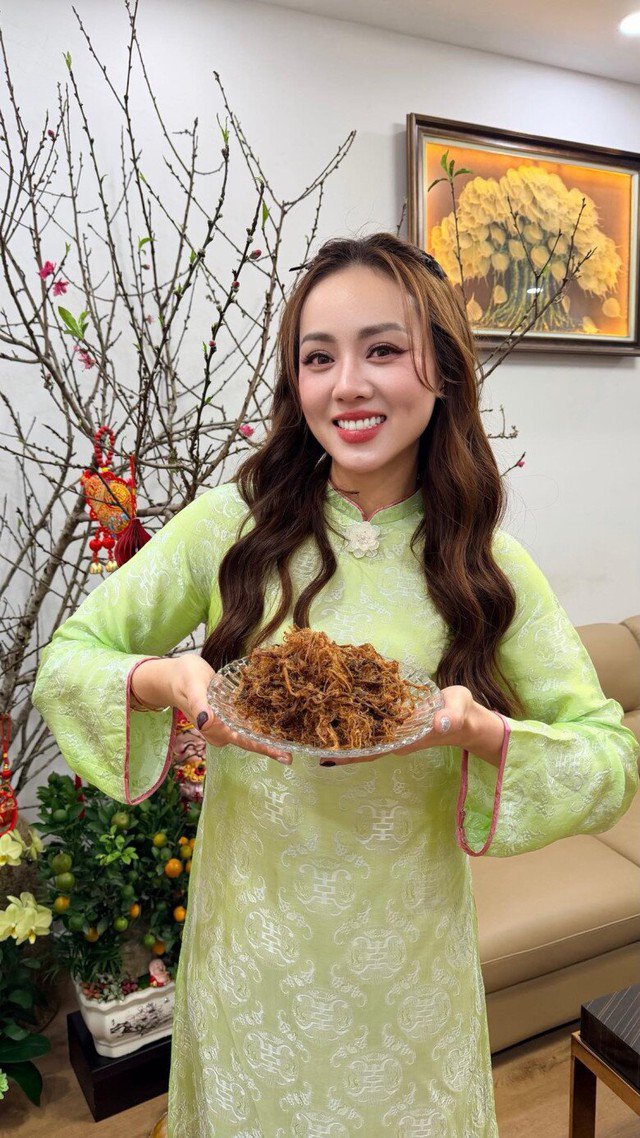 Người vợ NSND Công Lý chuẩn bị mâm cúng ông Táo đầy tâm huyết, cầu chúc bình an cho gia đình