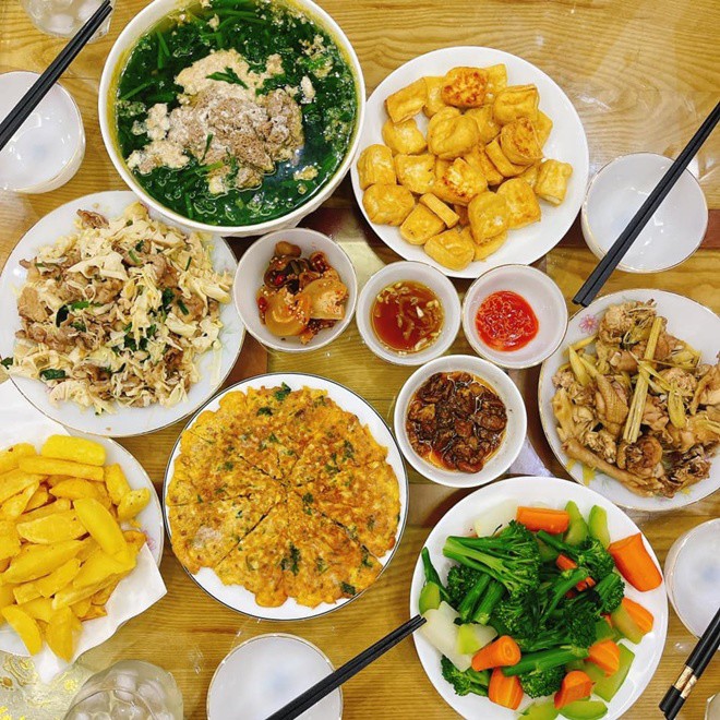 Người vợ NSND Công Lý chuẩn bị mâm cúng ông Táo đầy tâm huyết, cầu chúc bình an cho gia đình