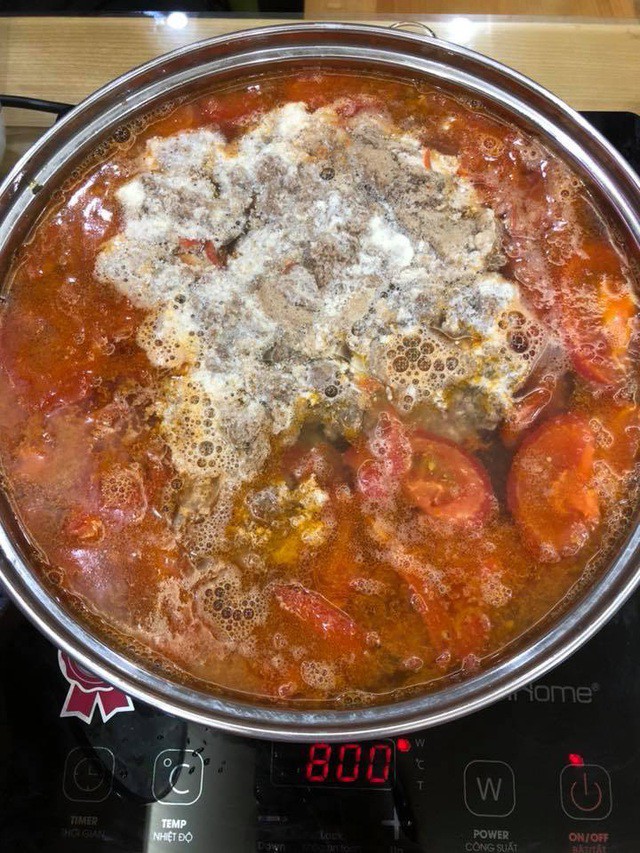 Người vợ NSND Công Lý chuẩn bị mâm cúng ông Táo đầy tâm huyết, cầu chúc bình an cho gia đình