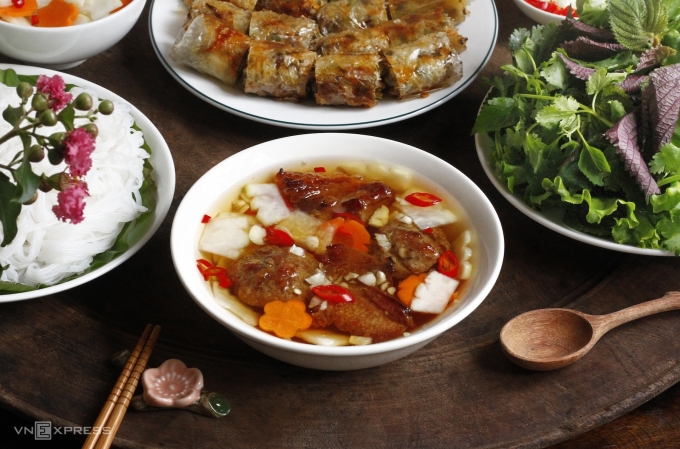 Khám Phá Ẩm Thực Hà Nội: Chả Cá Lã Vọng và Phở