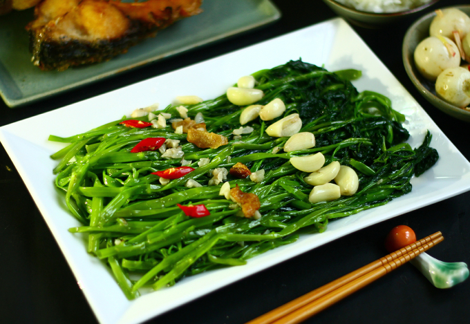 Kỹ Thuật Xào Rau: Nên Cho Tỏi Trước Hay Sau?