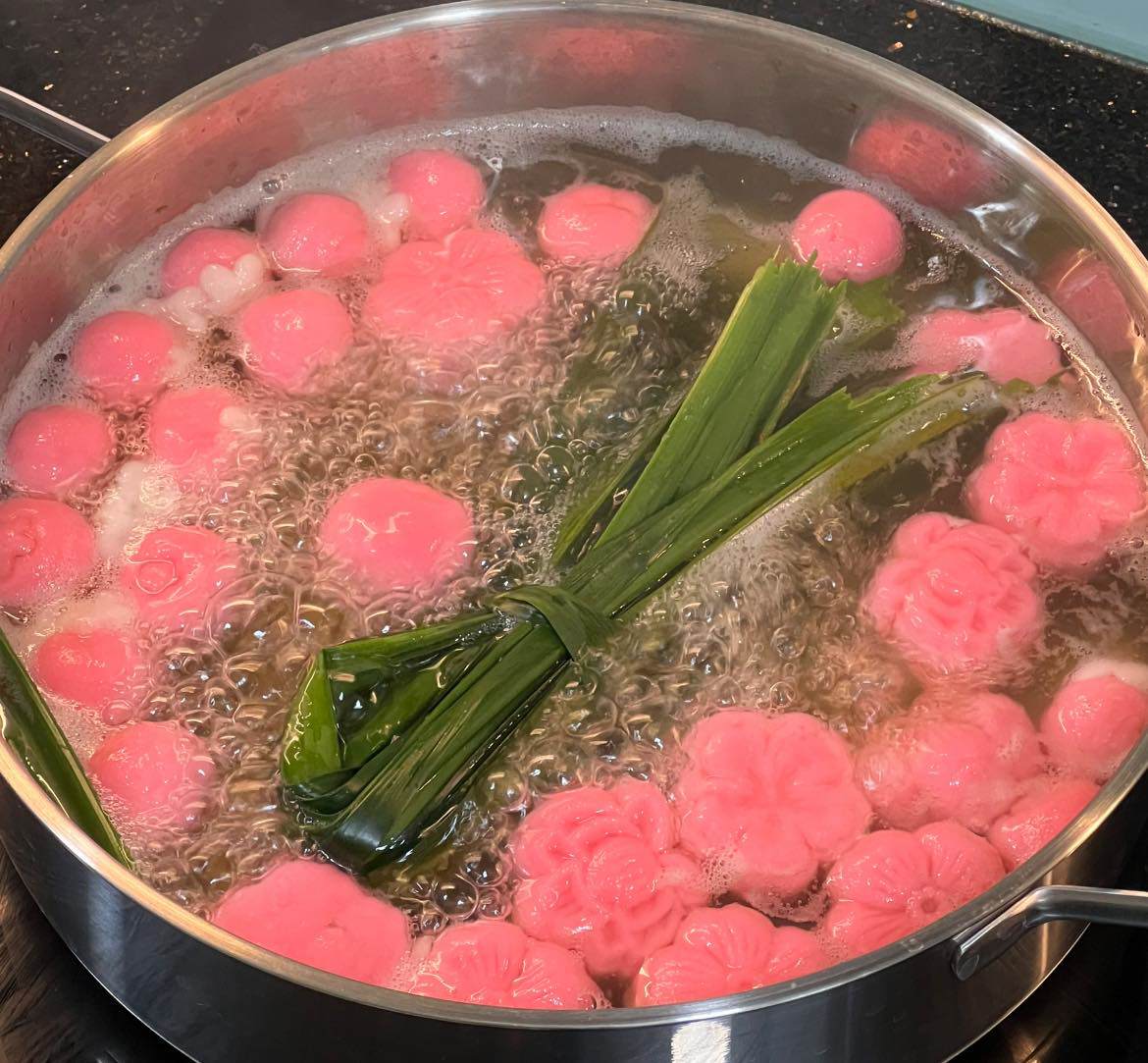 Không chỉ bánh trôi, mâm cúng Tết Hàn thực còn rực rỡ sắc màu