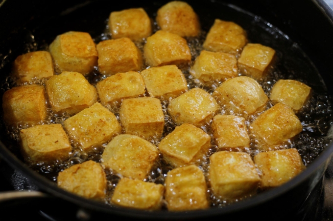 Tại sao món ăn chiên ngập dầu lại ít ngấy hơn?