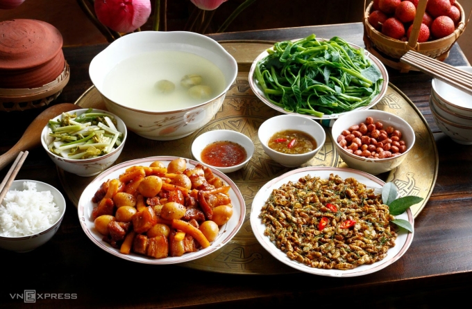 Mâm Cơm Dân Dã Miền Bắc Trong Ngày Hè Nóng Bức