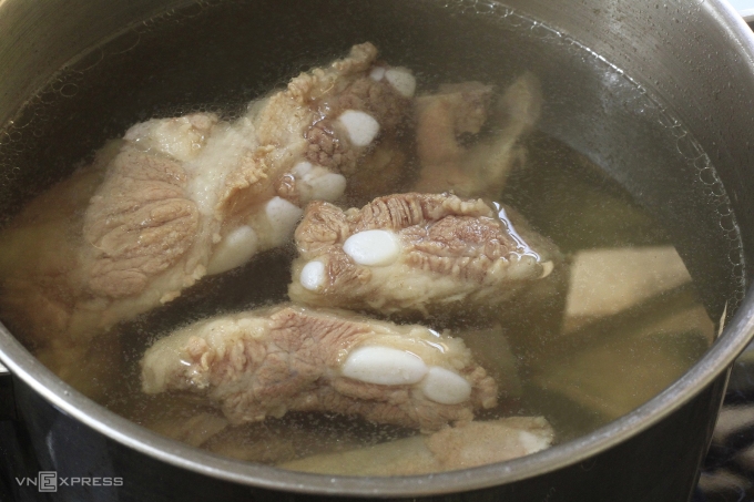 Nên chần xương và thịt bằng nước lạnh hay nước sôi?