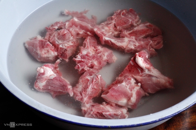 Có nên ngâm xương và thịt trước khi chế biến?