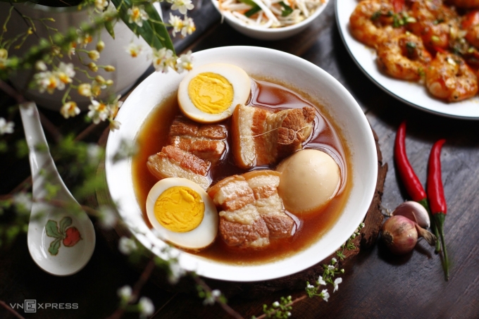 Kỹ Thuật Thắng Đường Và Phản Ứng Maillard Trong Món Thịt Kho