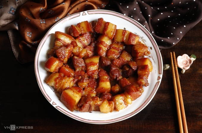 Kỹ Thuật Thắng Đường Và Phản Ứng Maillard Trong Món Thịt Kho