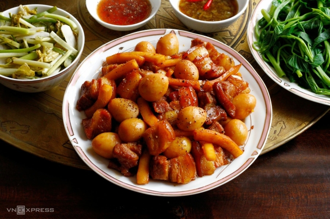 Mâm Cơm Dân Dã Miền Bắc Trong Ngày Hè Nóng Bức