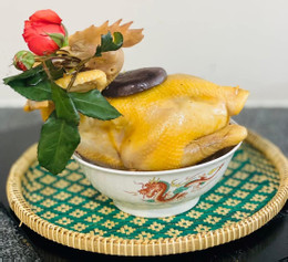 Hướng dẫn luộc gà cúng ông Công ông Táo vàng ươm, không bị thâm cổ