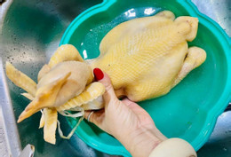 Hướng dẫn luộc gà cúng ông Công ông Táo vàng ươm, không bị thâm cổ