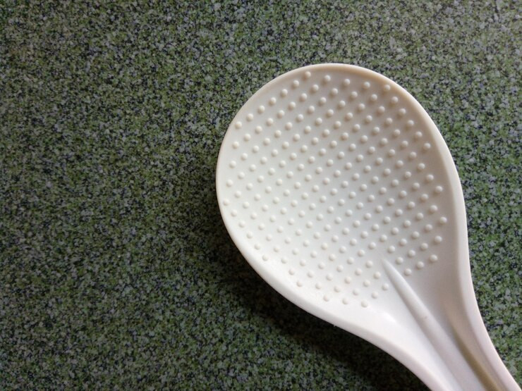 Tại sao muôi xới cơm lại có các chấm tròn và những điều thú vị bạn chưa biết