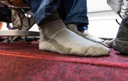 Cựu tiếp viên hàng không khuyên bạn không nên đi chân trần trên máy bay