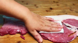 Lý do thực sự khi người bán hàng phủ giẻ lên miếng thịt lợn tại chợ